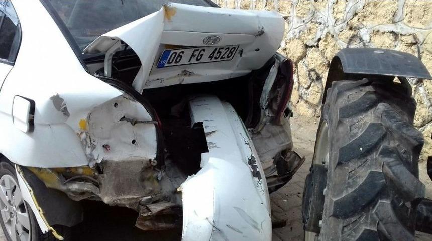 Midyat&rsquo;ta Trakt&ouml;r Park Halindeki 3 Araca &Ccedil;arptı: 1 Yaralı