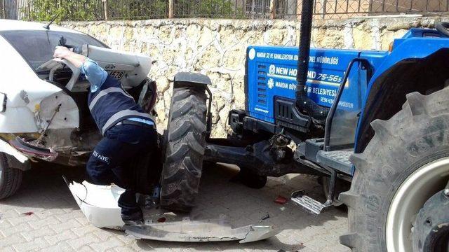 Midyat’ta Traktör Park Halindeki 3 Araca Çarptı: 1 Yaralı