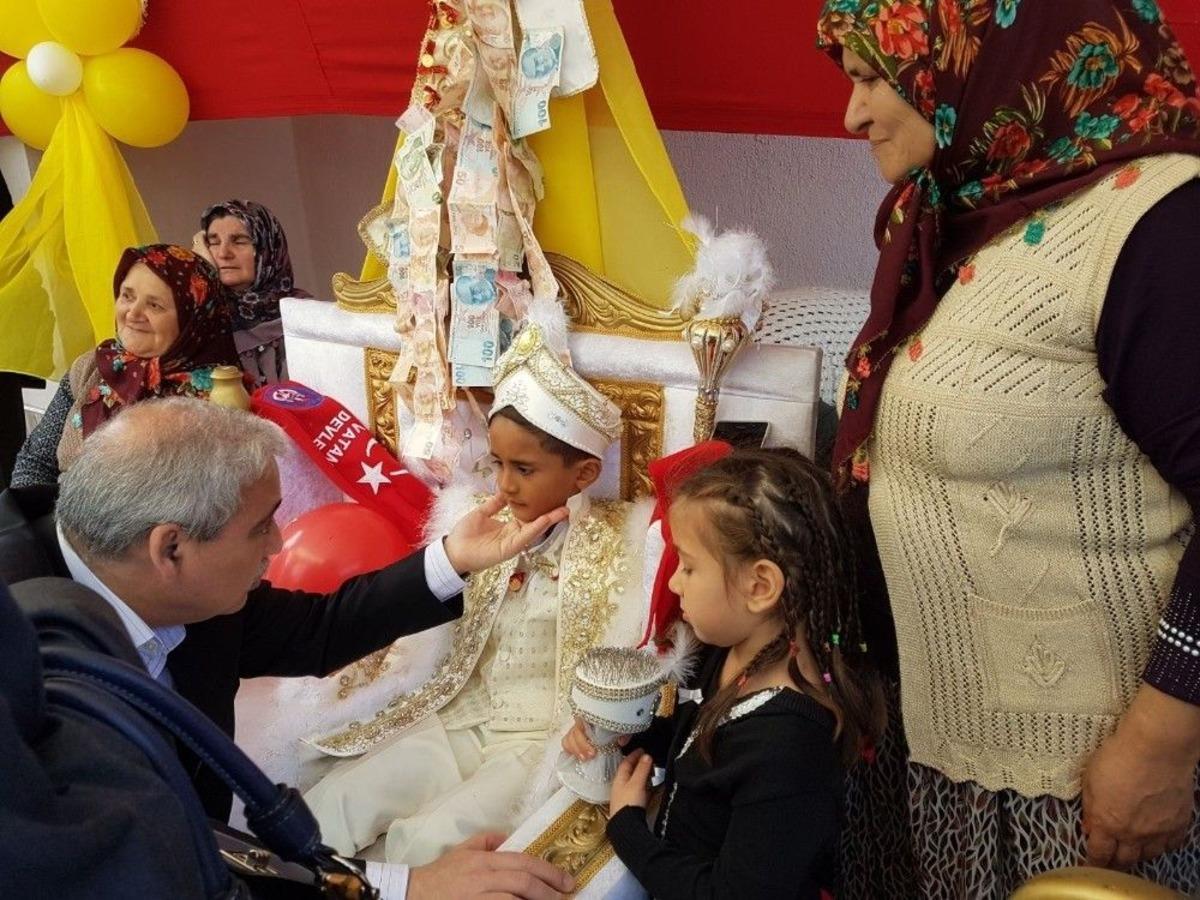 Vali G&uuml;ven&ccedil;er Ve Eşi Şehit Oğlunun S&uuml;nnetine Katıldı