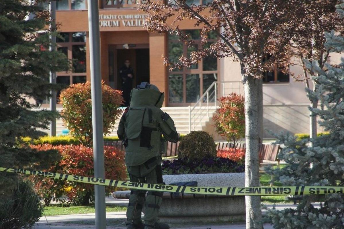 Valilik &Ouml;n&uuml;ndeki Ş&uuml;pheli &Ccedil;anta F&uuml;nyeyle Patlatıldı