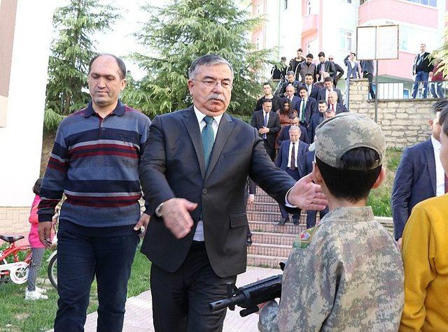 Bakan İsmet Yılmaz&rsquo;dan Ayb&uuml;ke &Ouml;ğretmenin Ailesine Ziyaret 3