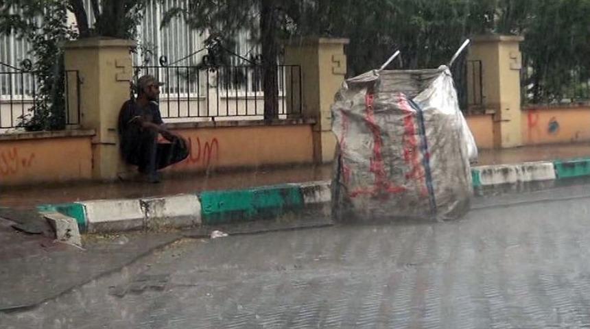 Şanlıurfa&rsquo;da Toz Bulutu Yağmurla Birlikte Kayboldu