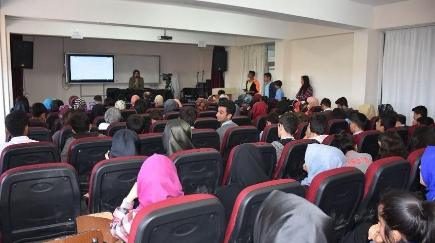 Yazar Hikmet Kızıl Okumaya Dikkat &Ccedil;ekti