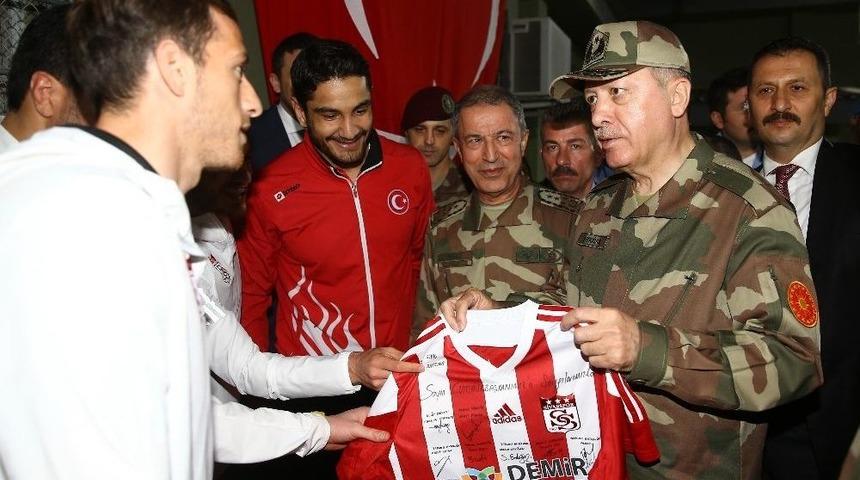 Cumhurbaşkanı Erdoğan&rsquo;a Sivasspor Forması Hediye Edildi