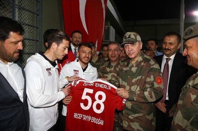 Cumhurbaşkanı Erdoğan’a Sivasspor Forması Hediye Edildi