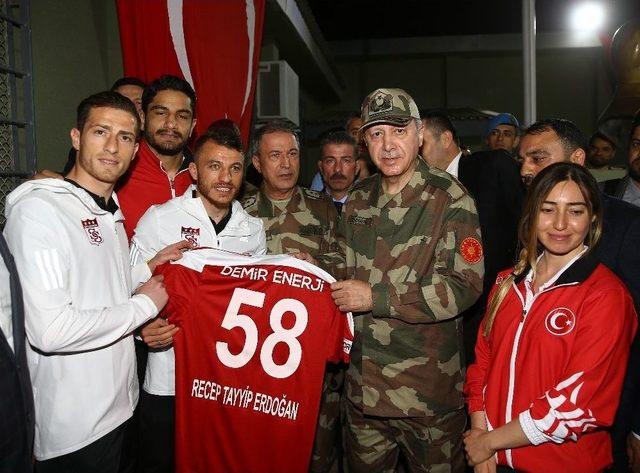 Cumhurbaşkanı Erdoğan’a Sivasspor Forması Hediye Edildi