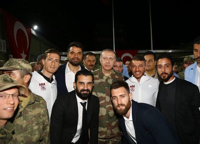 Cumhurbaşkanı Erdoğan’a Sivasspor Forması Hediye Edildi