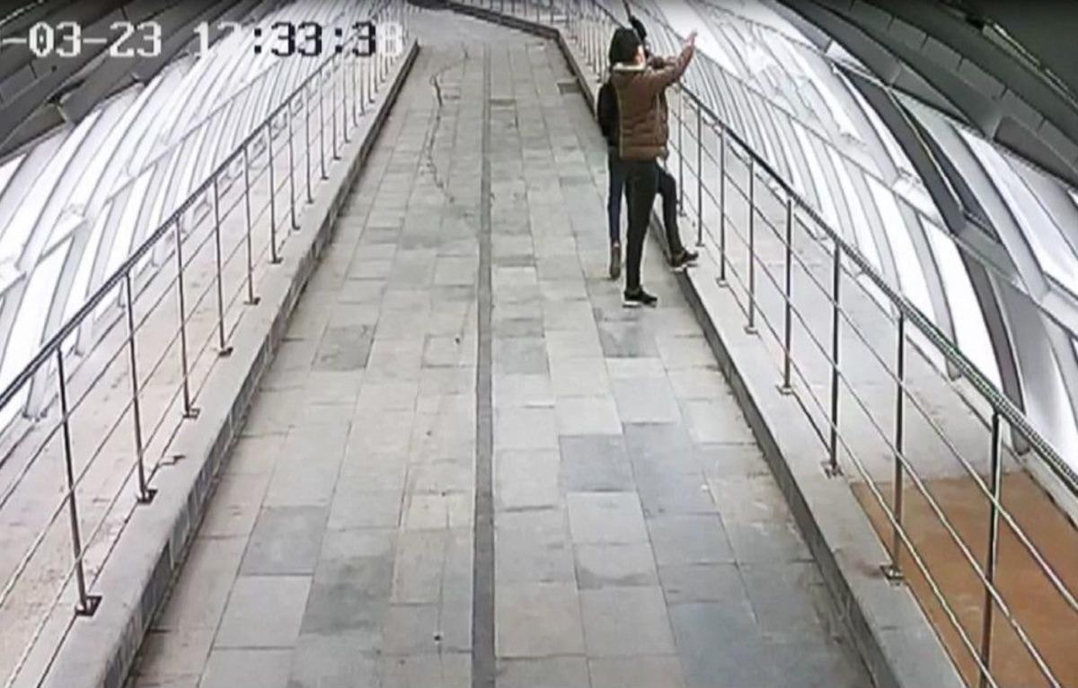 &Uuml;st Ge&ccedil;ide Zarar Veren Ş&uuml;pheliler G&uuml;venlik Kamerasına Yakalandı