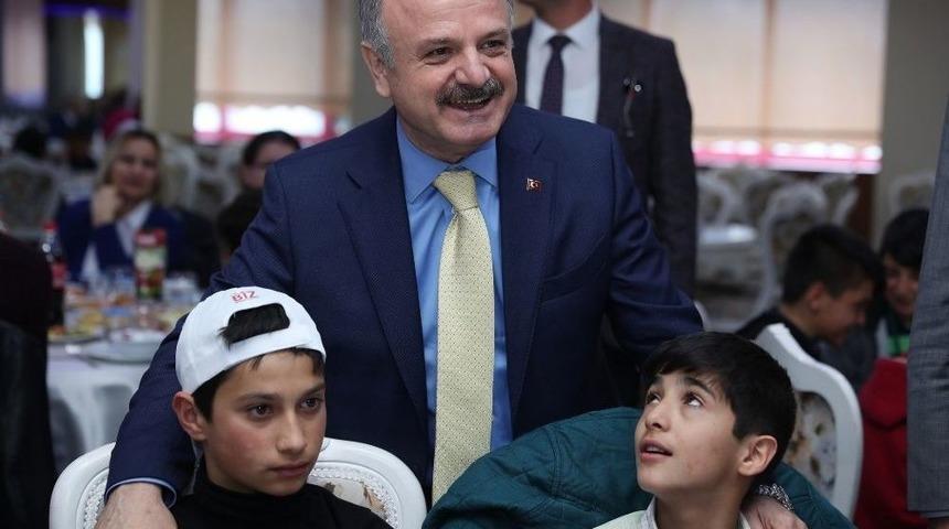 Vali &Ccedil;akacak, Ardahan&rsquo;dan Gelen &Ouml;ğrencilerle Yemekte Buluştu