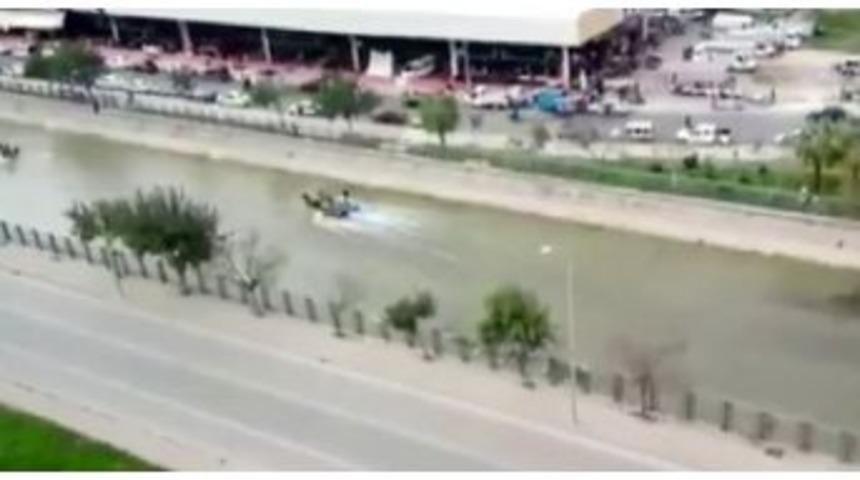 Sulama Kanalında Atlarla Ve Bisikletlerle Yarıştılar