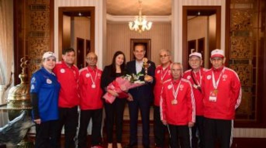 Yetişkin Gen&ccedil;lerden Başkan S&ouml;zl&uuml;&rsquo;ye Kupa