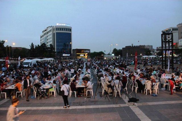 Bakan Kurtulmuş, Halkla Birlikte İftarını Açtı