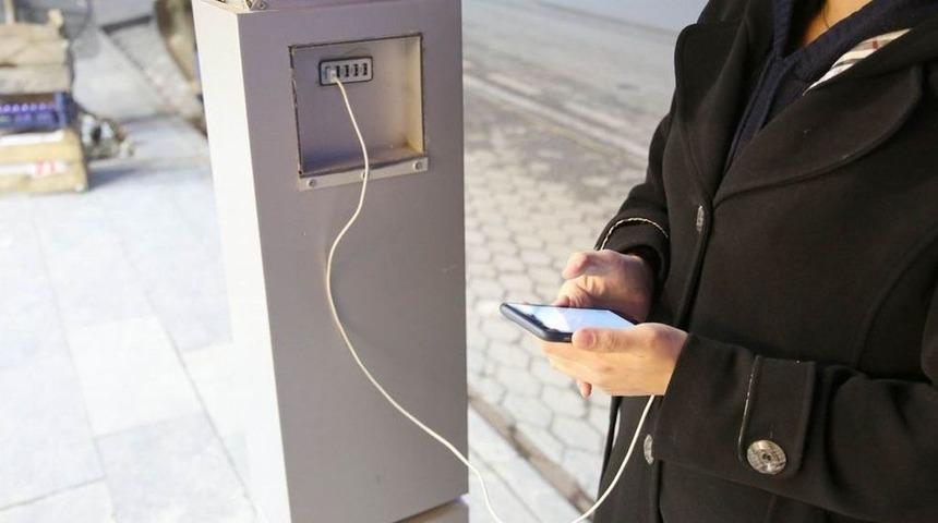 Sivas Belediyesi&rsquo;nden Otob&uuml;s Duraklarına Şarj İstasyonu