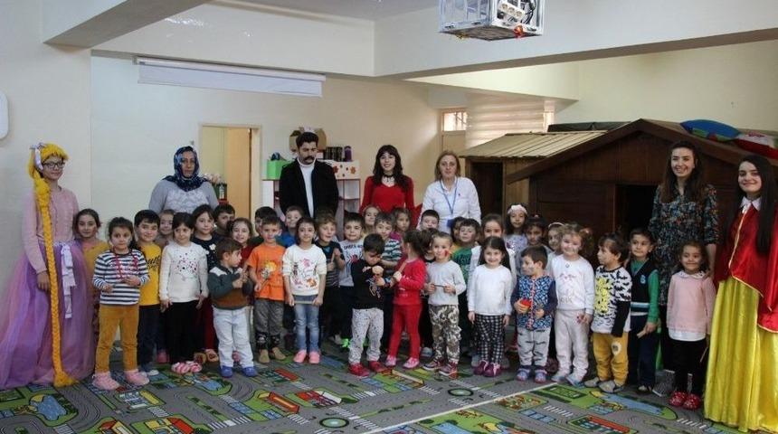 Tiyatroculardan Minik &Ouml;ğrencilere &Ouml;zel İlgi