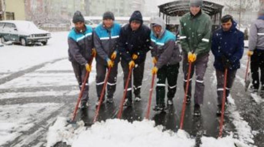 Niğde Belediyesi Kar K&uuml;reme Ekipleri İş Başında
