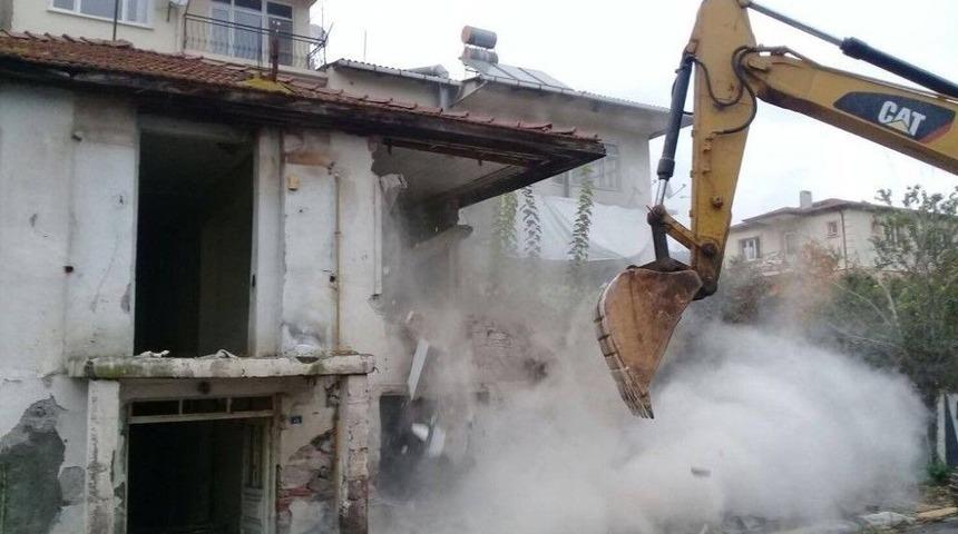 K&ouml;rfez&rsquo;de Ka&ccedil;ak Yapılarla M&uuml;cadele S&uuml;r&uuml;yor