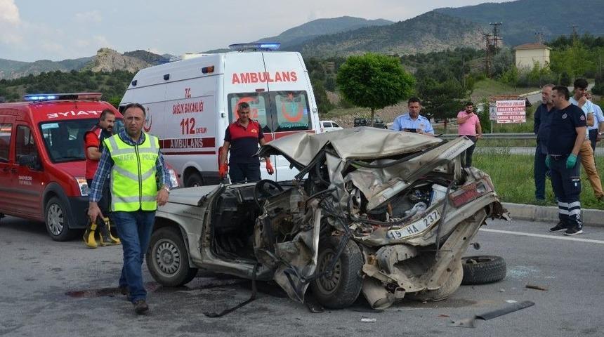 Kamyonet Ve Otomobil &Ccedil;arpıştı: 1 &Ouml;l&uuml;, 2 Yaralı