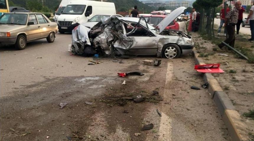 Karşı Şeride Ge&ccedil;en Otomobil Kamyonete &Ccedil;arptı: 7 Yaralı