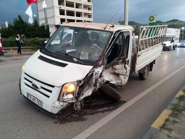 Karşı Şeride Geçen Otomobil Kamyonete Çarptı: 7 Yaralı