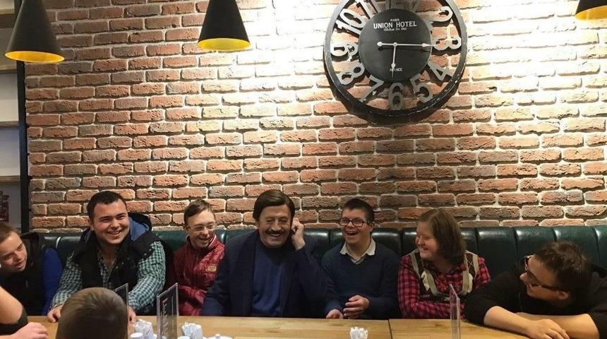 &Uuml;nl&uuml; Sanat&ccedil;ı Selami Şahin Down Kafe&rsquo;yi Ziyaret Etti