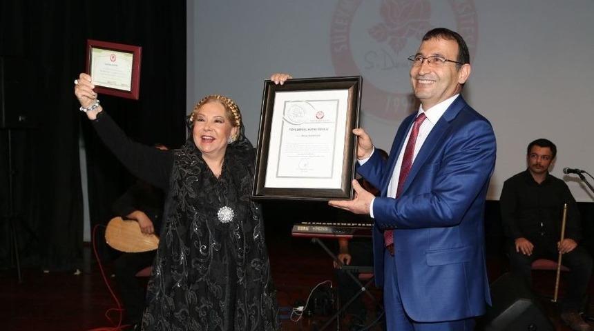 Bedia Akart&uuml;rk&rsquo;e Sd&uuml;&rsquo;den &rsquo;toplumsal Katkı&rsquo; &Ouml;d&uuml;l&uuml;