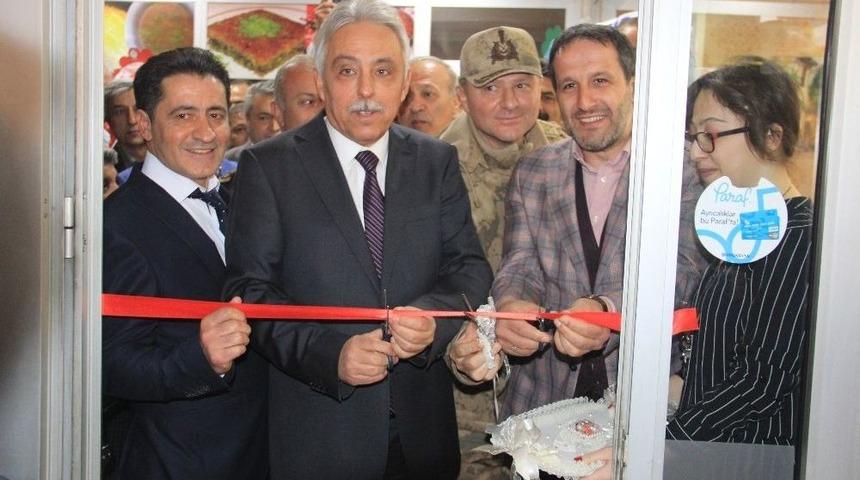 Vali Toprak İki G&uuml;nde İki İşyeri A&ccedil;tı