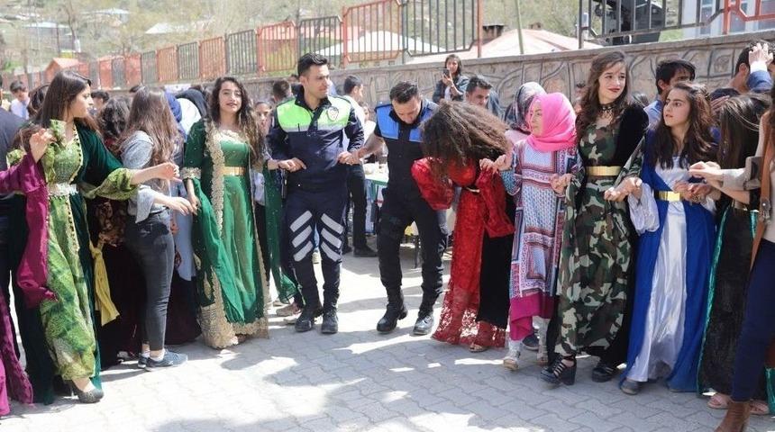 Sınırda Halaylı Kermes