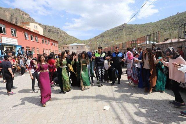 Sınırda Halaylı Kermes