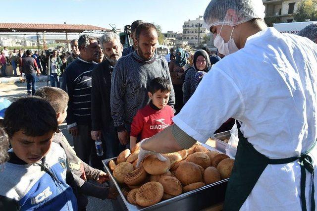 Mehmetçik Afrin’de Ekmeğini Halkla Paylaşmaya Devam Ediyor