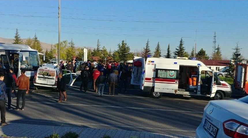 Niğde’de Hafif Ticari Araç İle Minibüs Çarpıştı: 4 Yaralı