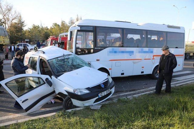 Niğde’de Hafif Ticari Araç İle Minibüs Çarpıştı: 4 Yaralı