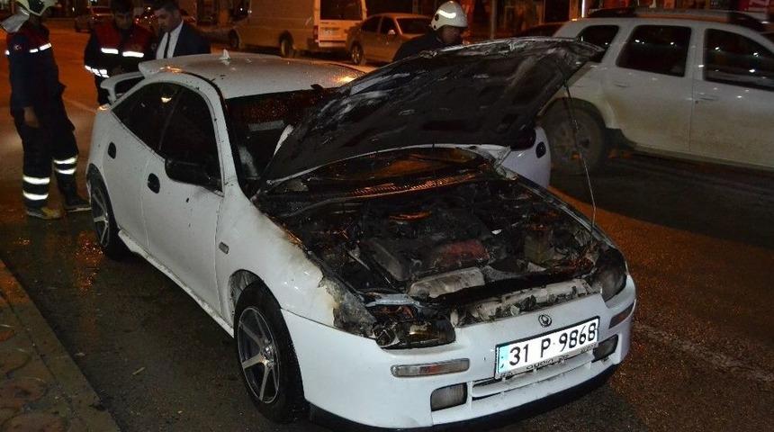 Park Halindeki Otomobil Alev Aldı