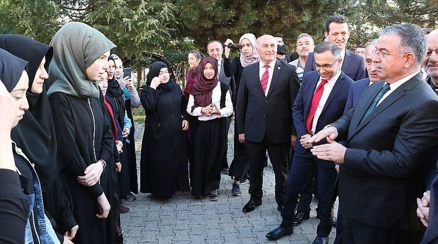 İmam Hatipli Kız Öğrenciler Bakan Yılmaz’dan Spor Salonu İstedi