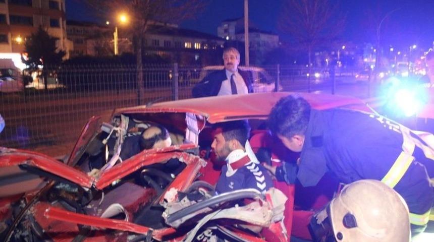 Otomobil Tır İle Bariyer Arasına Sıkıştı: 1 Yaralı