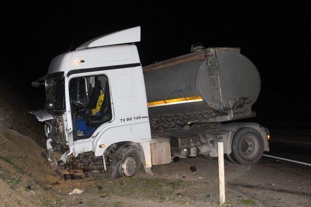 Tırla Çarpışan Otomobil Hurdaya Döndü: 1 Ölü, 2 Yaralı