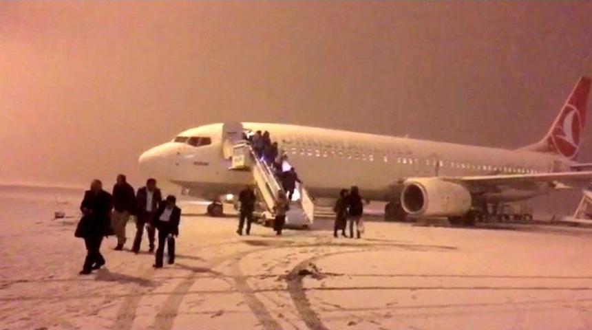 Erzurum Havalimanında U&ccedil;aktan İnen Yolculara Kar S&uuml;rprizi