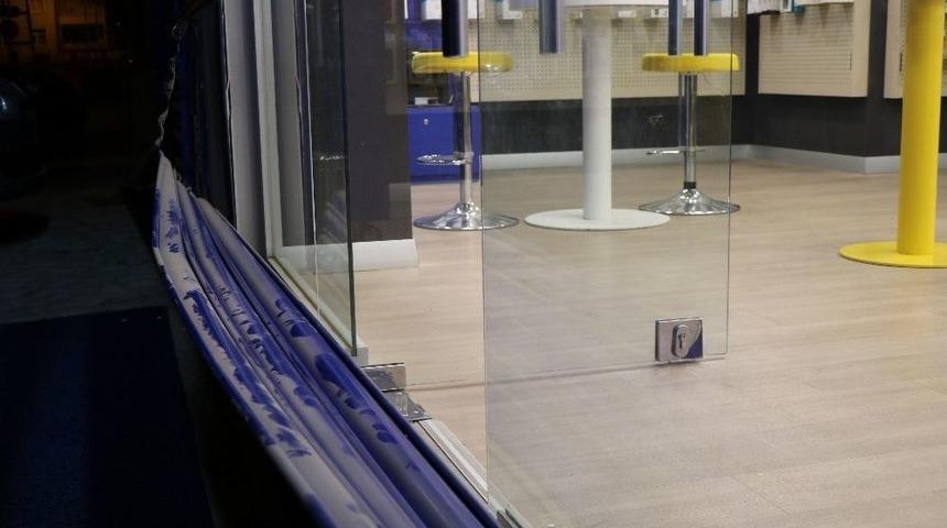 Telefon Bayisini 1 Dakikada Soyan Hırsızlar Kamerada