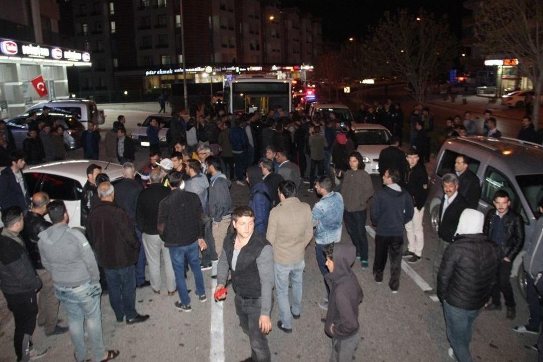 &Ccedil;ocuğun Kazada &Ouml;ld&uuml;ğ&uuml; Yerde Tekrar Kaza Olunca Caddeyi Kapattılar