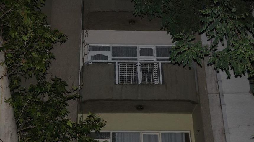 Evlerinin Balkonunda Oyun Oynayan Bebek, 4. Kattan B&ouml;yle D&uuml;ş&uuml;