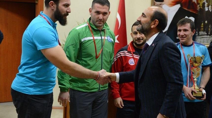 Başarılı Sporculara &Ouml;d&uuml;l