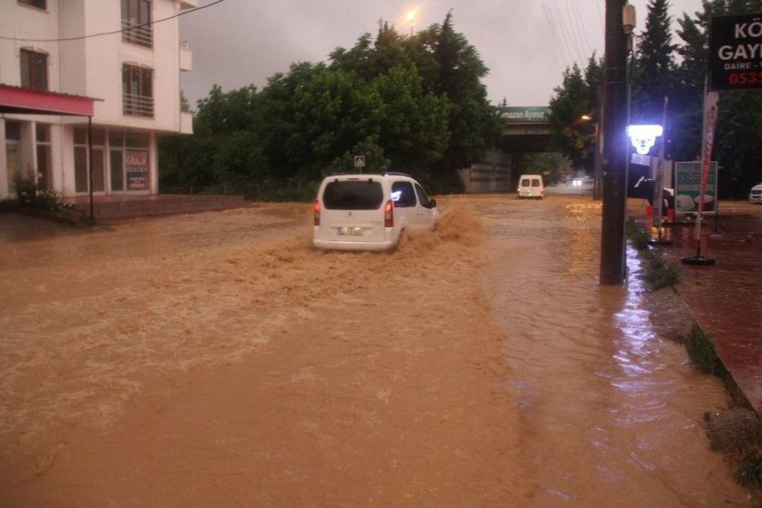 Kocaeli&rsquo;de Sağanak Yağış Hayatı Fel&ccedil; Etti