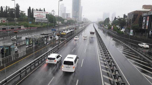 İstanbul’da Yağmur Etkili Oluyor