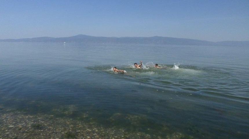 Mudanya&rsquo;da Gen&ccedil;ler Serinlemek İ&ccedil;in Kendilerini Denize Bıraktılar