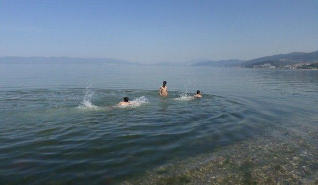 Mudanya’da Gençler Serinlemek İçin Kendilerini Denize Bıraktılar