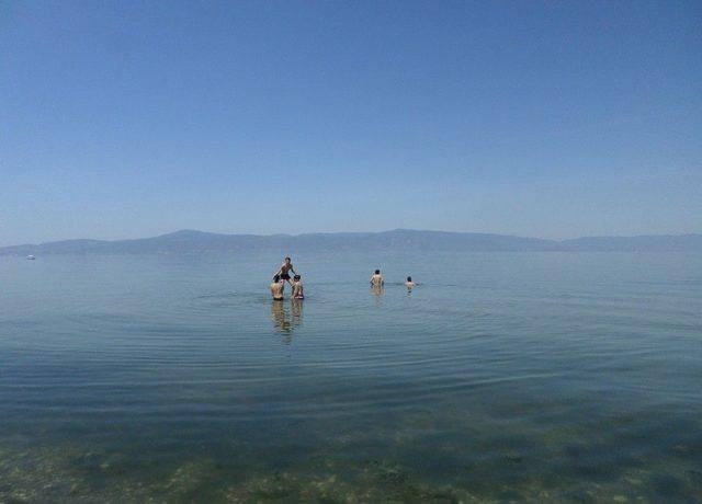 Mudanya’da Gençler Serinlemek İçin Kendilerini Denize Bıraktılar