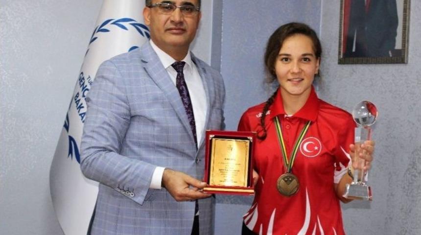 Başarılı Sporcuya &Ouml;d&uuml;l
