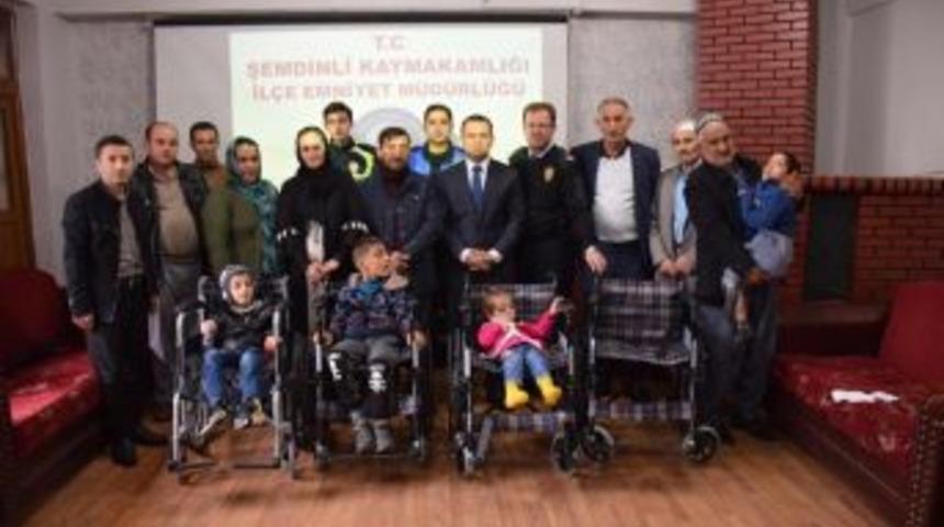 Polisten 5 Engelliye Tekerlekli Sandalye