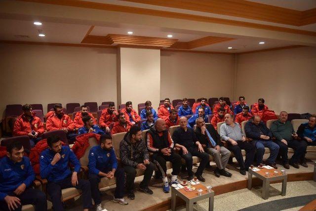 Taşköprüspor Yönetimi Ve Sporcuları, Başkan Arslan’ı Ziyaret Etti