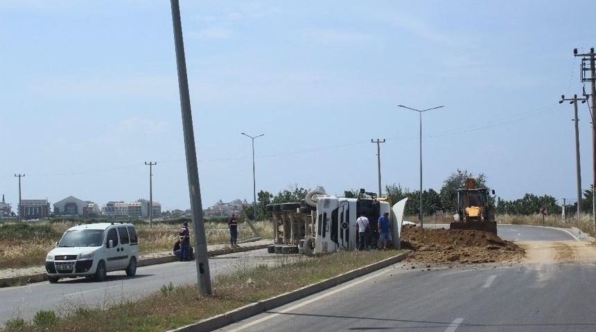 Manavgat&rsquo;ta Toprak Taşıyan Tır Devrildi