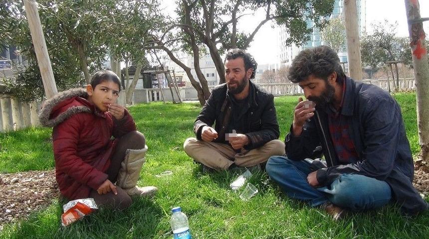 (&ouml;zel) Taksim&rsquo;de Suriyeli Dilencilerin İ&ccedil;ki Alemi Kameraya Yansıdı